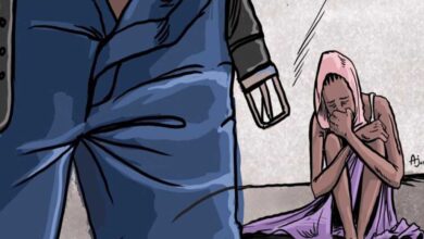 पांच लोगों ने पुलिस बनकर घुसकर की 1 लाख रुपये की मांग, पीड़िता पर लगाए गंभीर आरोप