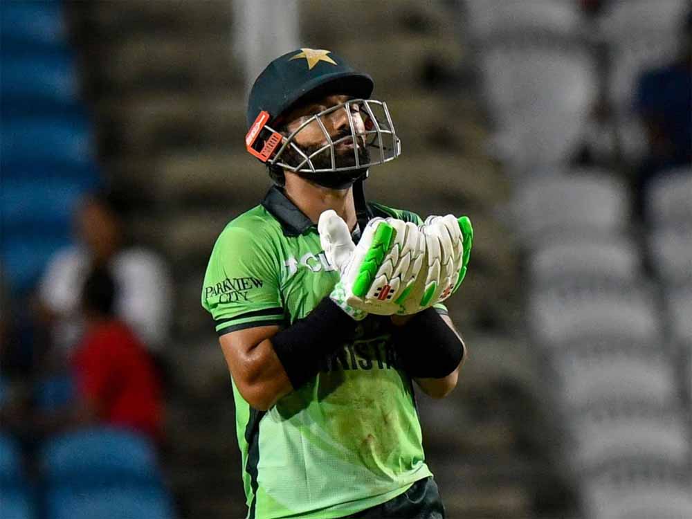 सट्टेबाजी विवाद में फंसे रिजवान? PCB ने अचानक छीनी वनडे टीम की कप्तानी! सट्टेबाजी विवाद में फंसे रिजवान? PCB ने अचानक छीनी वनडे टीम की कप्तानी!