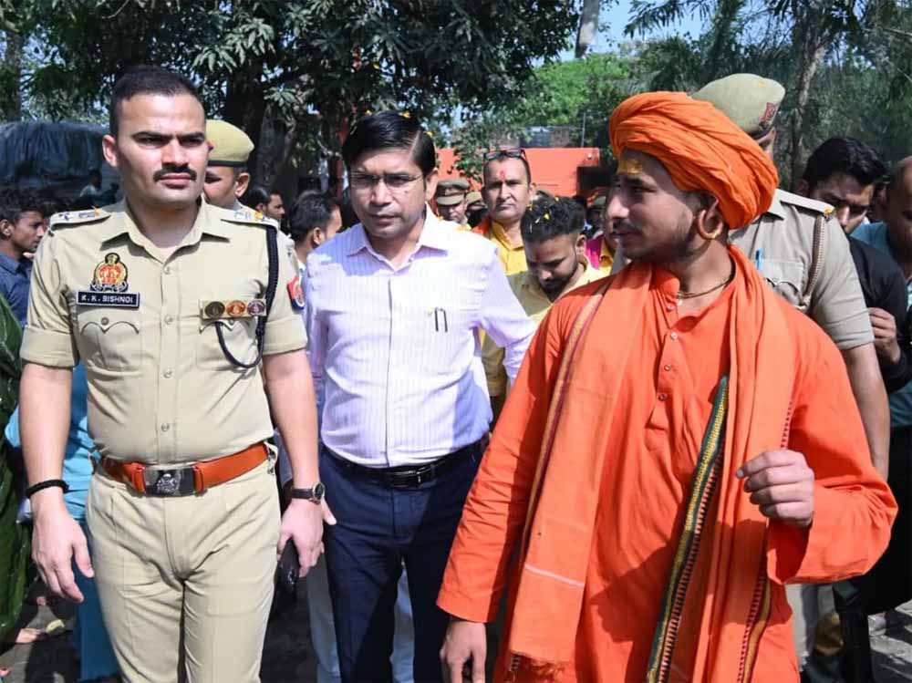 संबल की चुप्पी टूटी: 46 साल बाद 24 कोसी परिक्रमा में उमड़ा जनसैलाब संबल की चुप्पी टूटी: 46 साल बाद 24 कोसी परिक्रमा में उमड़ा जनसैलाब