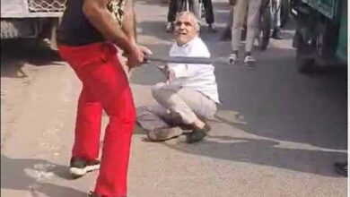 दिल्ली सड़क पर सनसनीखेज वारदात: अधेड़ शख्स पर लोहे की रॉड से हमला दिल्ली सड़क पर सनसनीखेज वारदात: अधेड़ शख्स पर लोहे की रॉड से हमला