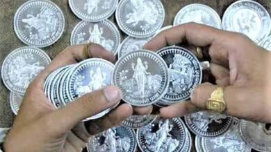 त्योहारी सीजन में नकली चांदी के सिक्कों का धंधा चरम पर, मिलावटखोरों से रहें सावधान! त्योहारी सीजन में नकली चांदी के सिक्कों का धंधा चरम पर, मिलावटखोरों से रहें सावधान!