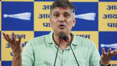 दिल्ली के सरकारी अस्पतालों में दवा संकट! मरीजों के परिजन मुफ्त दवाओं के लिए भटकते नजर आए दिल्ली के सरकारी अस्पतालों में दवा संकट! मरीजों के परिजन मुफ्त दवाओं के लिए भटकते नजर आए