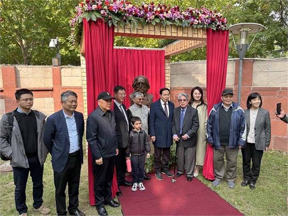 चीन में टैगोर की प्रतिमा का भव्य अनावरण, बीजिंग में गूंजा भारत का गौरव चीन में टैगोर की प्रतिमा का भव्य अनावरण, बीजिंग में गूंजा भारत का गौरव