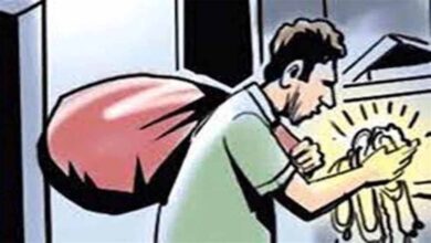 मध्यप्रदेश में सड़क पर ठगी! युवक ने कारोबारी की पत्नी से गहने छीने मध्यप्रदेश में सड़क पर ठगी! युवक ने कारोबारी की पत्नी से गहने छीने