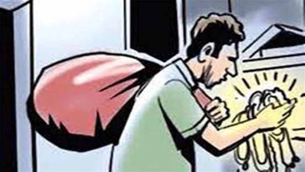 मध्यप्रदेश में सड़क पर ठगी! युवक ने कारोबारी की पत्नी से गहने छीने