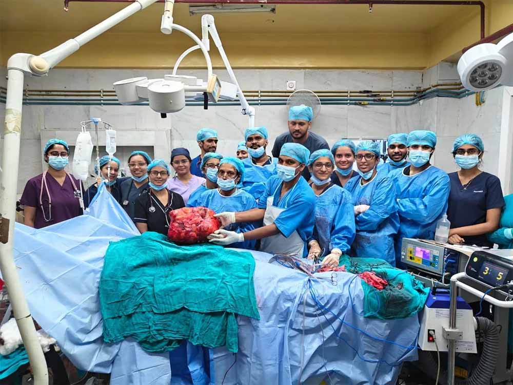 दिल्ली में चमत्कार: 19 साल की लड़की के पेट से 10 Kg का ट्यूमर निकाला, डॉक्टरों ने दी नई जिंदगी