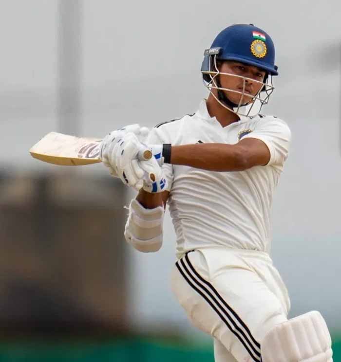 दिल्ली टेस्ट में यशस्वी जायसवाल का धमाका: ठोका शानदार शतक, रचा अनोखा रिकॉर्ड