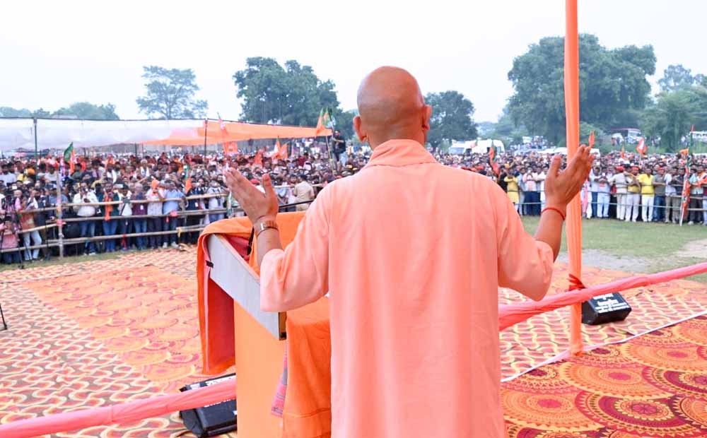 लालटेन बुझाकर जनता के हक पर डकैती डालती थी कांग्रेस-आरजेडी- योगी आदित्यनाथ लालटेन बुझाकर जनता के हक पर डकैती डालती थी कांग्रेस-आरजेडी- योगी आदित्यनाथ