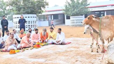 गोवर्धन पूजा पर सीएम योगी बने ‘गोपालक’, गायों को खुद खिलाया गुड़-रोटी गोवर्धन पूजा पर सीएम योगी बने ‘गोपालक’, गायों को खुद खिलाया गुड़-रोटी