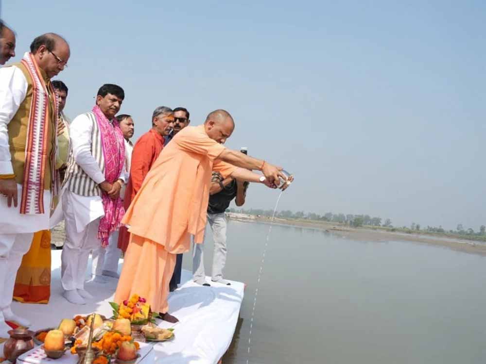 योगी आदित्यनाथ की अचानक हापुड़ यात्रा, गंगा में चढ़ाया दूध और अधिकारियों से की अहम बैठक योगी आदित्यनाथ की अचानक हापुड़ यात्रा, गंगा में चढ़ाया दूध और अधिकारियों से की अहम बैठक