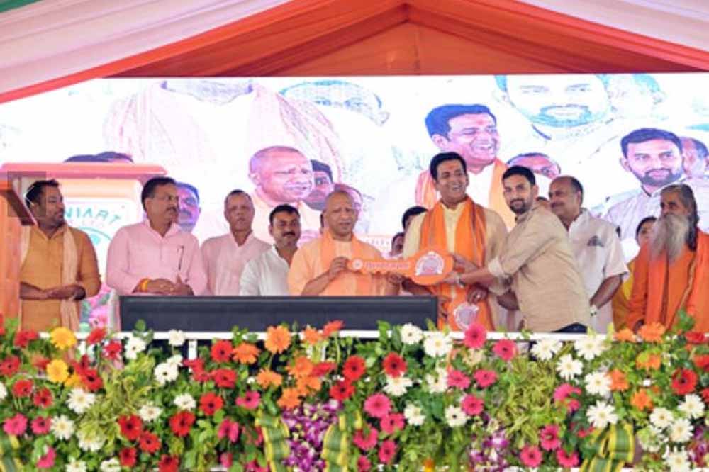 दीपावली से पहले खुशियों का तोहफा: सीएम योगी ने गोरखपुर में 160 परिवारों को फ्लैट की चाबी सौंपी