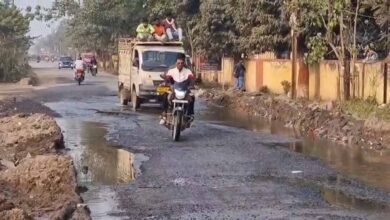 आरा में स्वागत बोर्ड चमका, पर सड़कें बदहाल; पुलिस लाइन के पास गड्ढों व जलजमाव से लोगों की परेशानी चरम पर