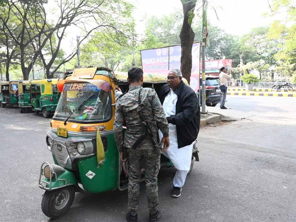 चुनावी हार पर समीक्षा बैठक ऑटो से RJD दफ्तर पहुंचे उदय नारायण चौधरी