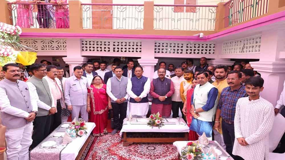 सीएम साय और कई मंत्री शामिल हुए श्रम मंत्री के घर शादी समारोह में, सांसद ज्योत्सना महंत भी मौजूद सीएम साय और कई मंत्री शामिल हुए श्रम मंत्री के घर शादी समारोह में, सांसद ज्योत्सना महंत भी मौजूद