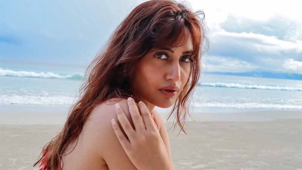 सुरभि चंदना ने ट्रोलर्स को दिया करारा जवाब, ‘मर्जी की मालकिन’ अंदाज हुआ वायरल सुरभि चंदना ने ट्रोलर्स को दिया करारा जवाब, ‘मर्जी की मालकिन’ अंदाज हुआ वायरल