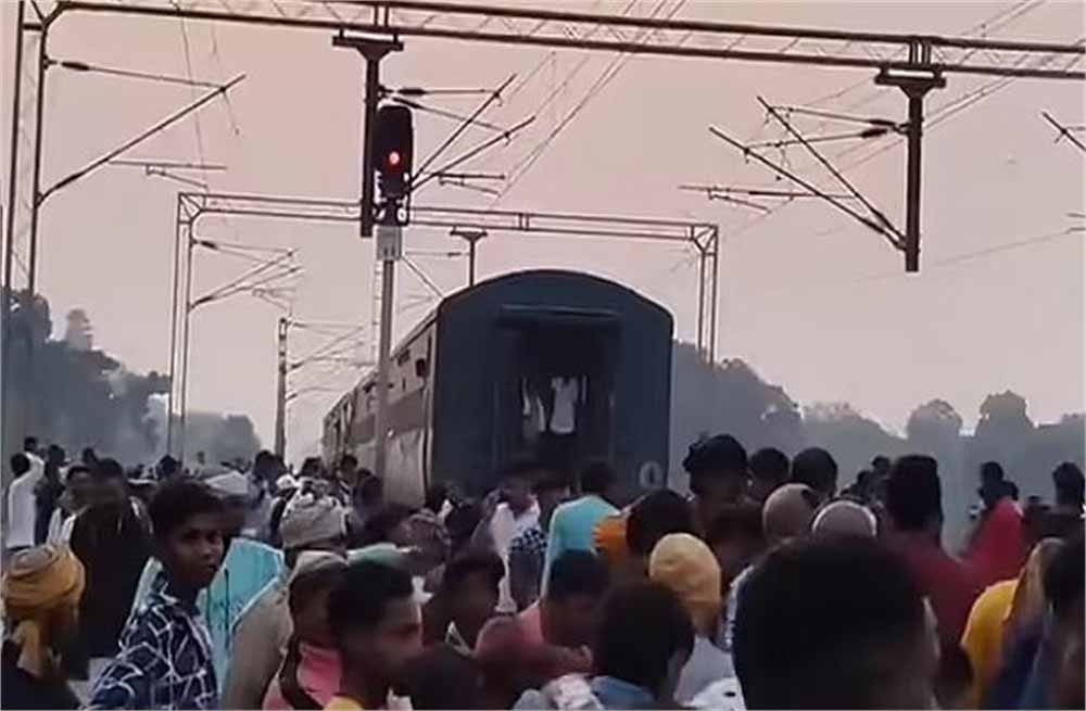 पटना–आरा रेलखंड पर बड़ा खतरा टला: चलती ट्रेन दो हिस्सों में टूटी, बाल-बाल बचे यात्री
