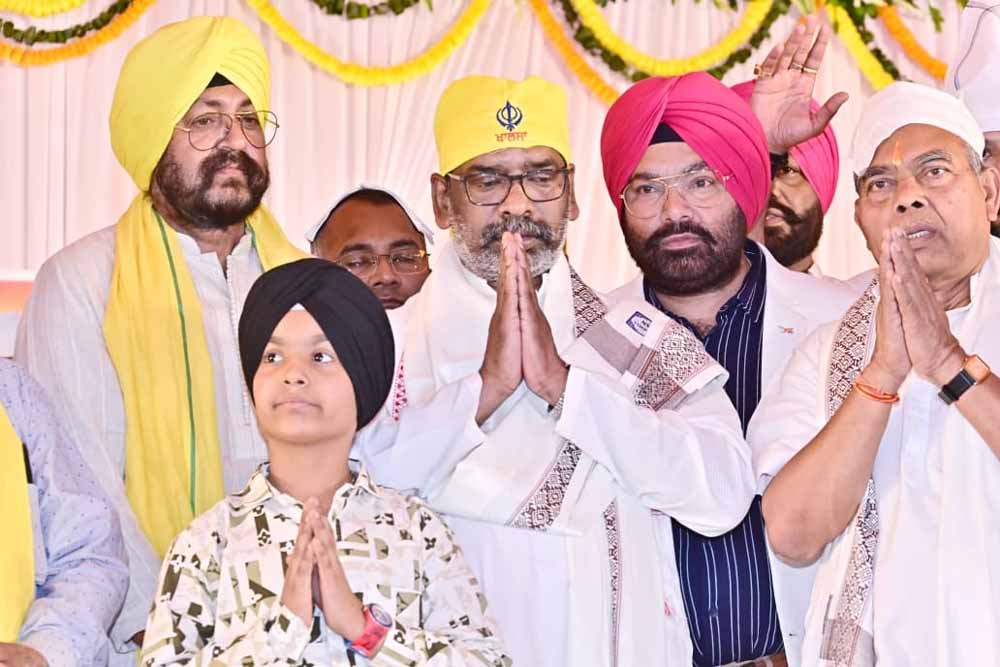 प्रकाश उत्सव में CM हेमंत सोरेन ने पत्नी संग गुरु ग्रंथ साहिब के समक्ष टेका मत्था प्रकाश उत्सव में CM हेमंत सोरेन ने पत्नी संग गुरु ग्रंथ साहिब के समक्ष टेका मत्था