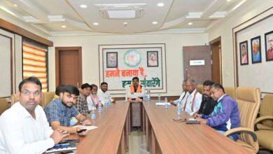 शिक्षा मंत्री गजेन्द्र यादव ने नवा रायपुर निवास में सुना प्रधानमंत्री नरेंद्र मोदी के ‘मन की बात’ का 128वां एपिसोड