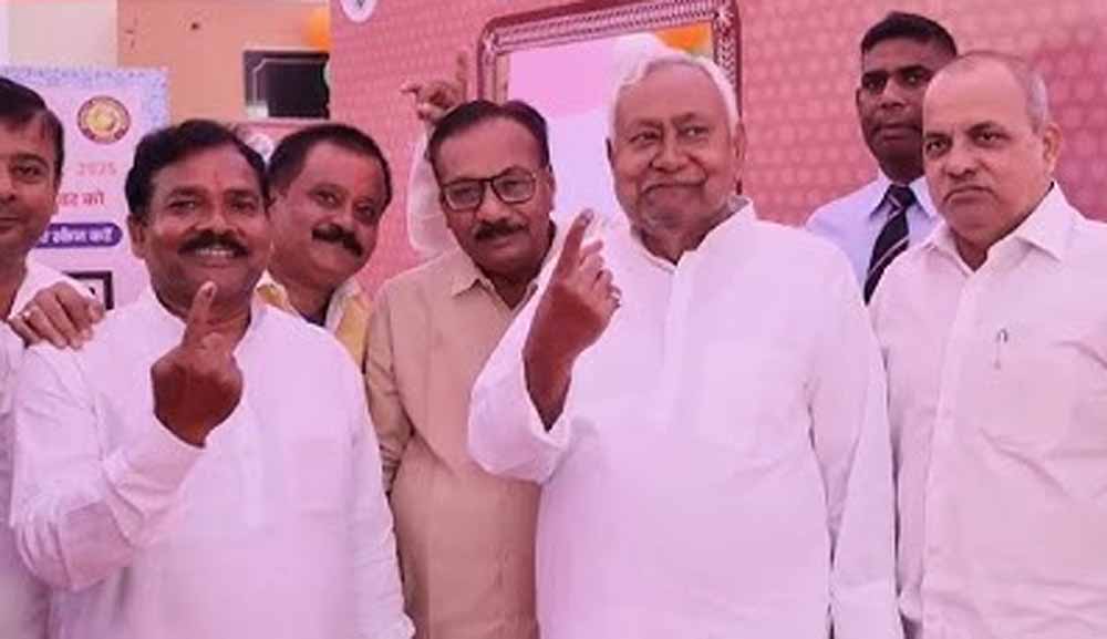 मुख्यमंत्री नीतीश कुमार ने डाला वोट, कहा – मतदान सिर्फ अधिकार नहीं, जिम्मेदारी भी है मुख्यमंत्री नीतीश कुमार ने डाला वोट, कहा – मतदान सिर्फ अधिकार नहीं, जिम्मेदारी भी है