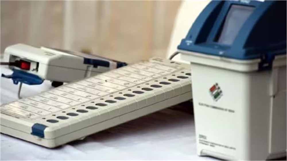 मतदान केंद्र में हंगामा: युवक EVM की फोटो लेते पकड़ा गया, पुलिस ने किया गिरफ्तार