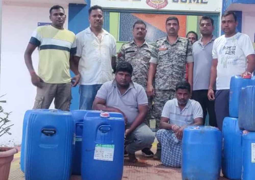 छत्तीसगढ़ में अवैध ताड़ी कारोबार का पर्दाफाश: 520 लीटर ताड़ी जब्त, तेलंगाना के पिता-पुत्र गिरफ्तार