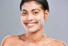 डेड स्किन हटाने के लिए बेस्ट 5 बॉडी स्क्रब्स: पाएँ मुलायम और ग्लोइंग स्किन