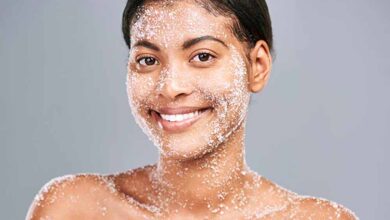 डेड स्किन हटाने के लिए बेस्ट 5 बॉडी स्क्रब्स: पाएँ मुलायम और ग्लोइंग स्किन