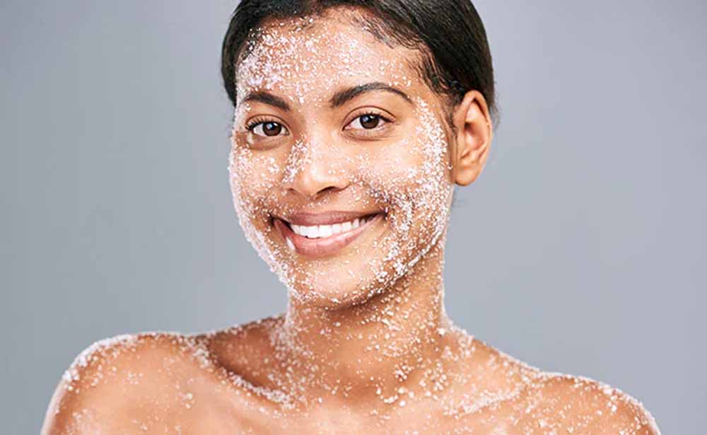 डेड स्किन हटाने के लिए बेस्ट 5 बॉडी स्क्रब्स: पाएँ मुलायम और ग्लोइंग स्किन