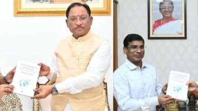 IPS डॉ. संतोष की पुस्तक का विमोचन: संयुक्त राष्ट्र के शांति प्रयासों पर आधारित रचना सीएम साय व डॉ. रमन सिंह को भेंट