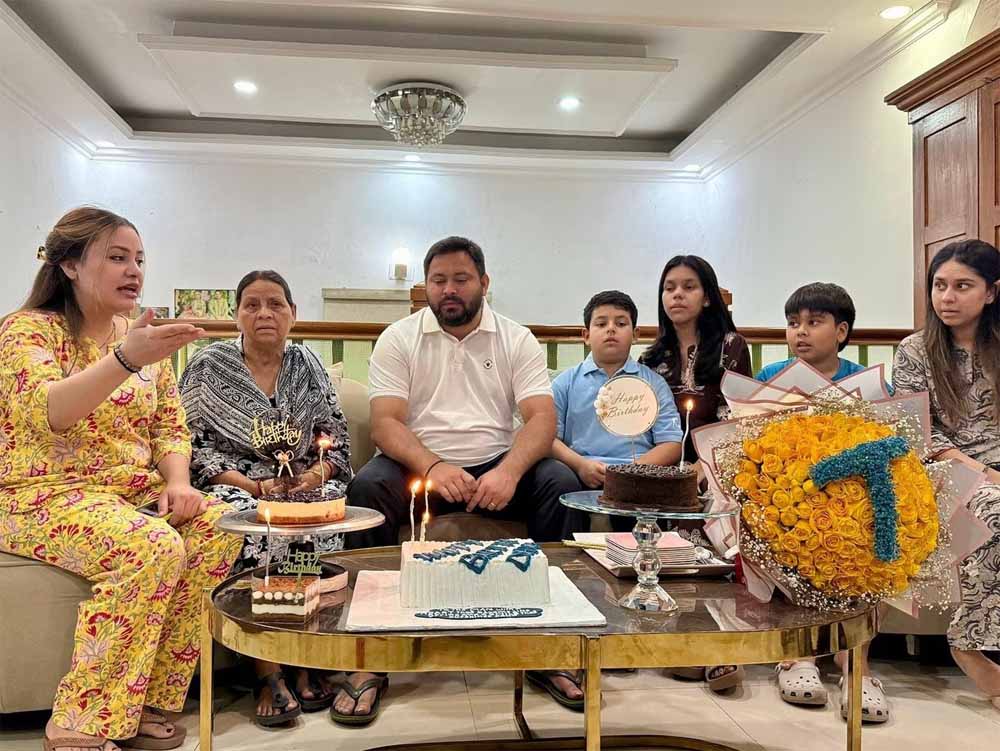 चुनावी हलचल के बीच तेजस्वी यादव का जन्मदिन: समर्थकों ने मनाया, 36 पाउंड का केक कटेगा चुनावी हलचल के बीच तेजस्वी यादव का जन्मदिन: समर्थकों ने मनाया, 36 पाउंड का केक कटेगा