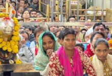 स्टार क्रिकेटर दीप्ति शर्मा ने महाकाल की भस्म आरती में लिया हिस्सा, मंदिर समिति ने  किया सम्मानित