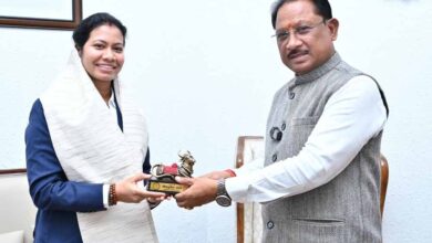 वर्ल्ड कप विजेता भारतीय महिला क्रिकेट टीम की फिजियोथेरेपिस्ट आकांक्षा सत्यवंशी ने मुख्यमंत्री से की मुलाकात