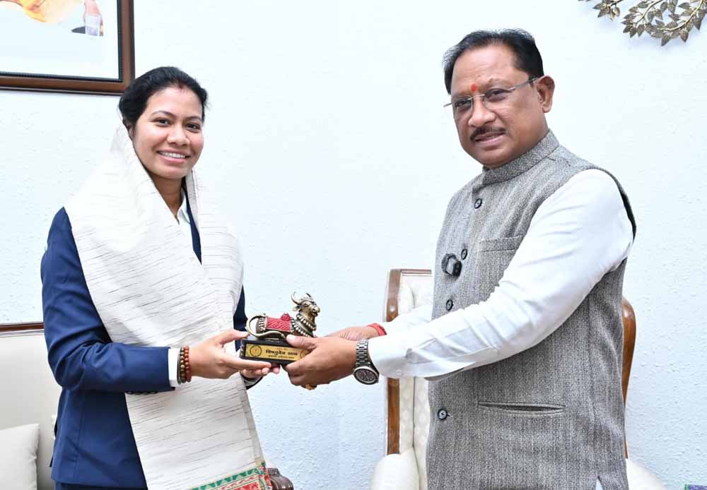 वर्ल्ड कप विजेता भारतीय महिला क्रिकेट टीम की फिजियोथेरेपिस्ट आकांक्षा सत्यवंशी ने मुख्यमंत्री से की मुलाकात वर्ल्ड कप विजेता भारतीय महिला क्रिकेट टीम की फिजियोथेरेपिस्ट आकांक्षा सत्यवंशी ने मुख्यमंत्री से की मुलाकात