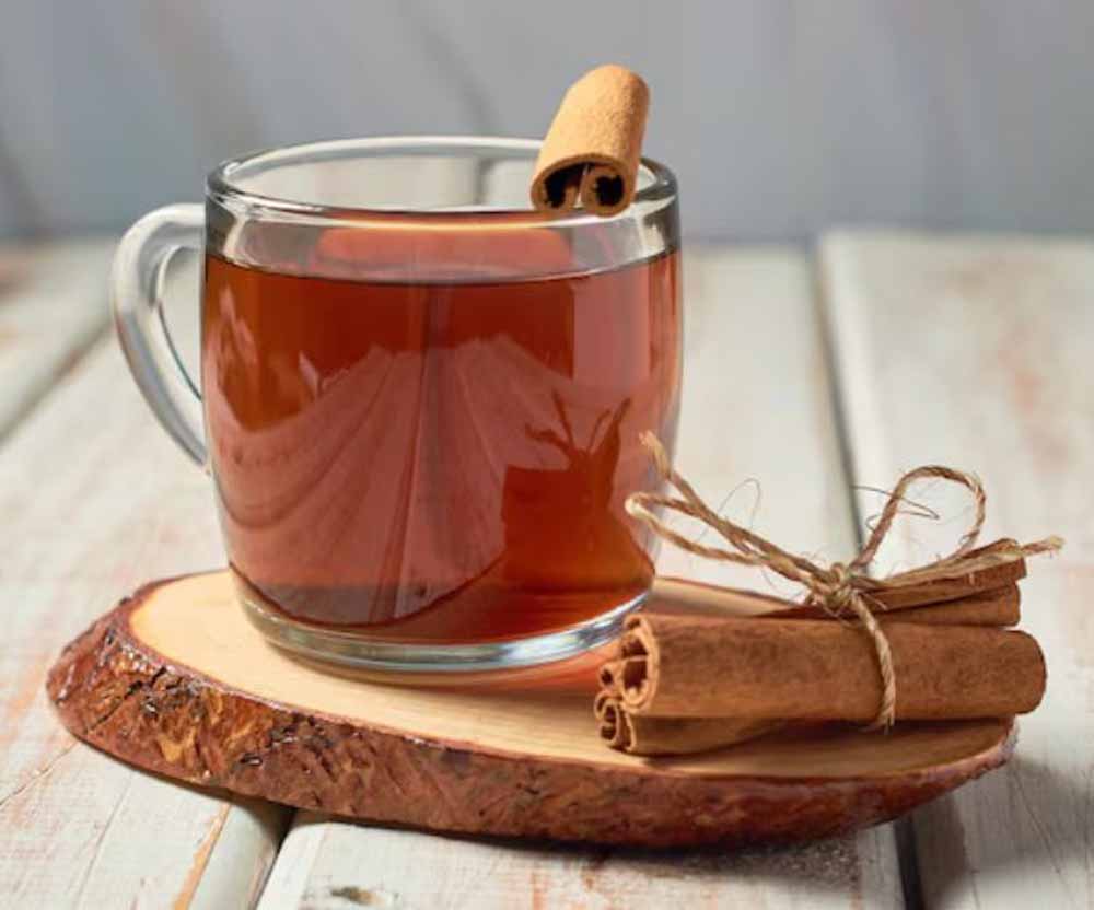 वजन घटाने से शुगर कंट्रोल तक: जानिए दालचीनी वाले पानी के चमत्कारी फायदे