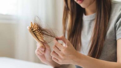 हेयर फॉल बढ़ा रहे हैं ये लाइफस्टाइल मिस्टेक्स , गंजेपन से बचने के लिए अभी सुधारें