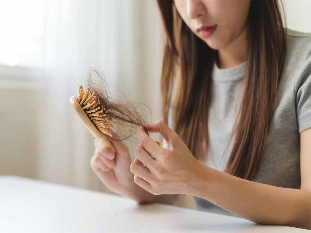 हेयर फॉल बढ़ा रहे हैं ये लाइफस्टाइल मिस्टेक्स , गंजेपन से बचने के लिए अभी सुधारें हेयर फॉल बढ़ा रहे हैं ये लाइफस्टाइल मिस्टेक्स , गंजेपन से बचने के लिए अभी सुधारें