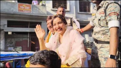 बिहार चुनाव में बॉलीवुड तड़का: नेहा शर्मा ने पिता अजीत शर्मा के लिए निकाला भव्य रोड शो