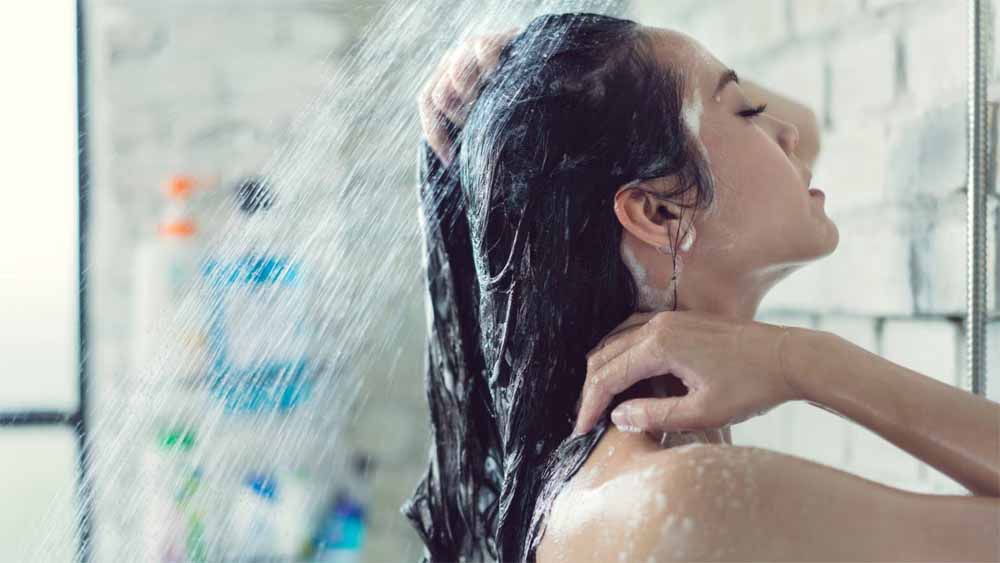 सर्दियों में गर्म पानी से बाल धोना सही या गलत? जानें एक्सपर्ट की राय सर्दियों में गर्म पानी से बाल धोना सही या गलत? जानें एक्सपर्ट की राय