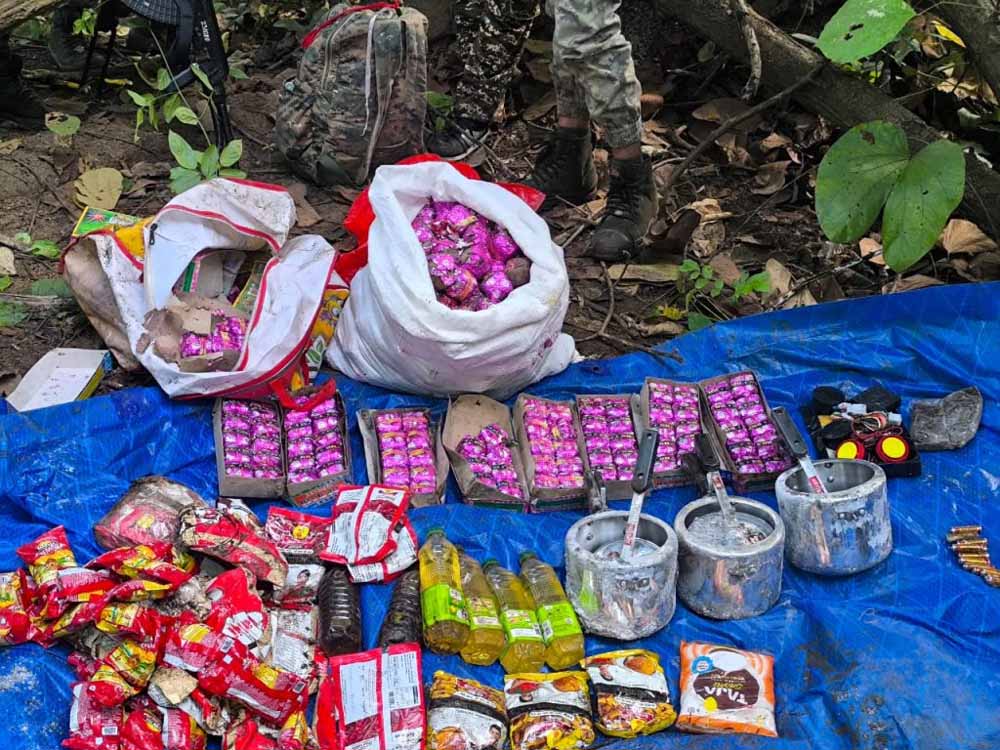 नक्सलियों को बड़ा झटका: पुलिस ने तीन जंगलों से भारी मात्रा में विस्फोटक बरामद किए नक्सलियों को बड़ा झटका: पुलिस ने तीन जंगलों से भारी मात्रा में विस्फोटक बरामद किए