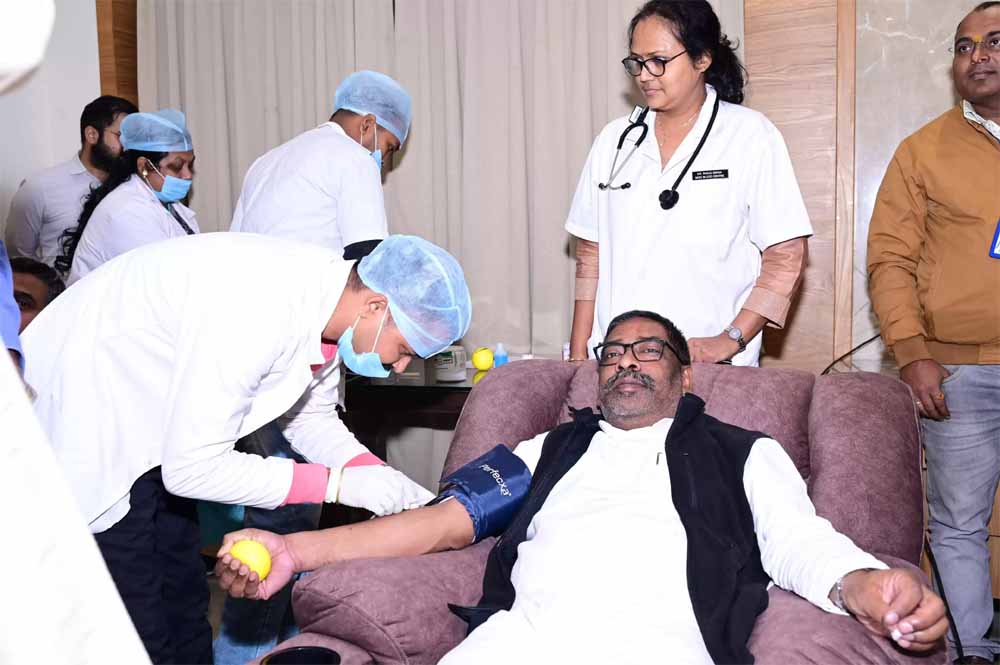 मेगा ब्लड डोनेशन कैंप का शुभारंभ: CM हेमंत सोरेन ने रक्तदान कर दिया जनसेवा का संदेश