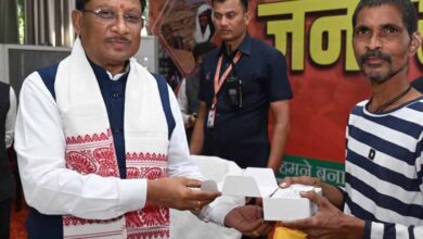 CM साय की संवेदनशील पहल: जनदर्शन में रमन निर्मलकर को मिला श्रवण यंत्र, सुनने की दुनिया लौटी CM साय की संवेदनशील पहल: जनदर्शन में रमन निर्मलकर को मिला श्रवण यंत्र, सुनने की दुनिया लौटी