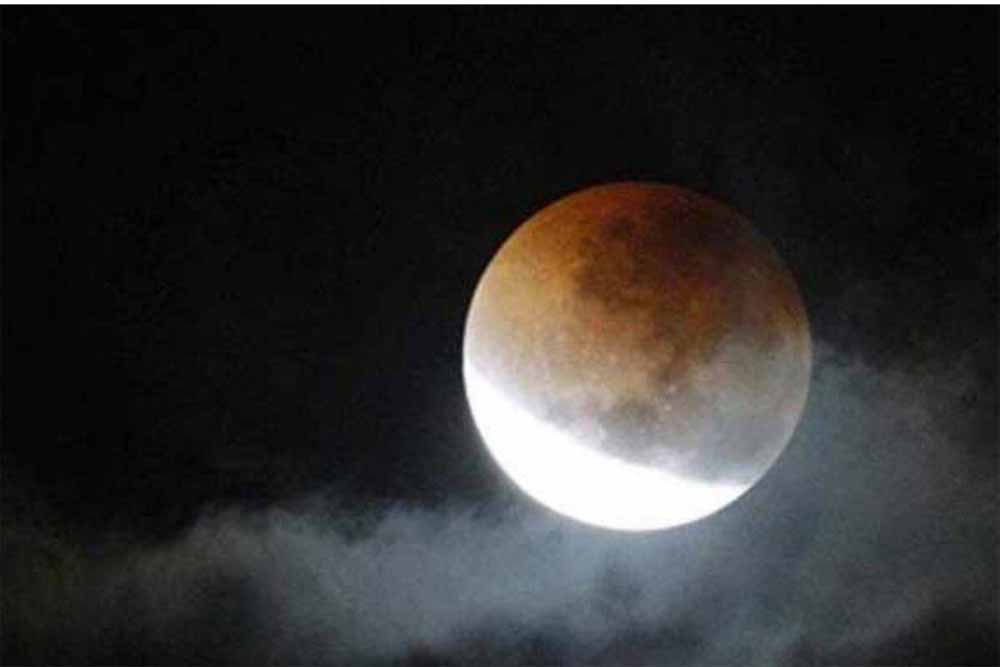 2027 का आखिरी चंद्र ग्रहण: जानें किन राशियों पर सबसे गहरा असर पड़ेगा 2027 का आखिरी चंद्र ग्रहण: जानें किन राशियों पर सबसे गहरा असर पड़ेगा