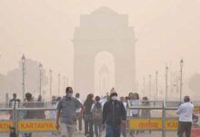 दिल्ली-NCR में जहरीली हवा का कहर: इंडिया गेट धुंध में ओझल, कई इलाकों में AQI 400+