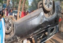 तेज रफ्तार कार ने बस स्टॉप पर इंतजार कर रहे ग्रामीणों को मारी टक्कर, एक की मौत, मां-बेटी गंभीर