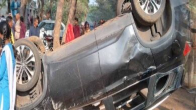 तेज रफ्तार कार ने बस स्टॉप पर इंतजार कर रहे ग्रामीणों को मारी टक्कर, एक की मौत, मां-बेटी गंभीर