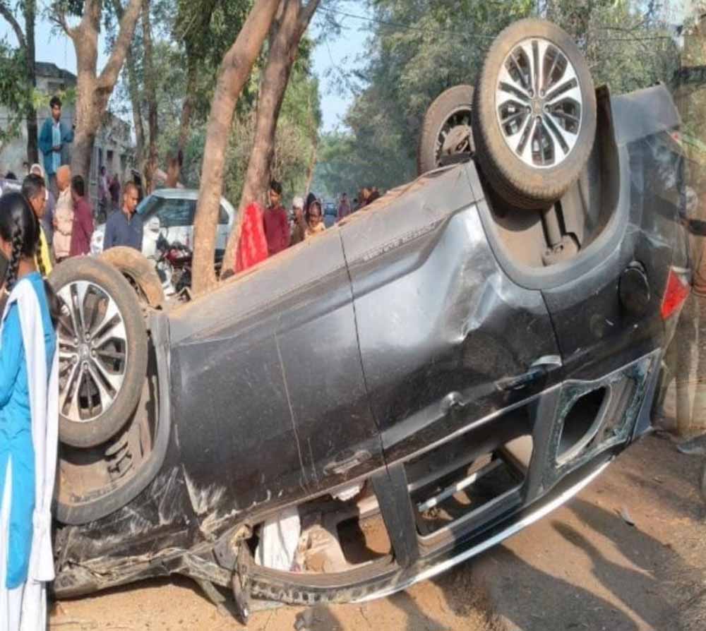 तेज रफ्तार कार ने बस स्टॉप पर इंतजार कर रहे ग्रामीणों को मारी टक्कर, एक की मौत, मां-बेटी गंभीर तेज रफ्तार कार ने बस स्टॉप पर इंतजार कर रहे ग्रामीणों को मारी टक्कर, एक की मौत, मां-बेटी गंभीर