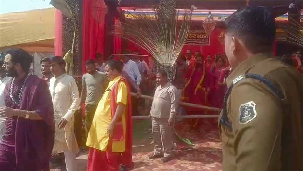 कथावाचक आशुतोष महाराज विवादित बयान के बाद कथा स्थल से गिरफ्तार