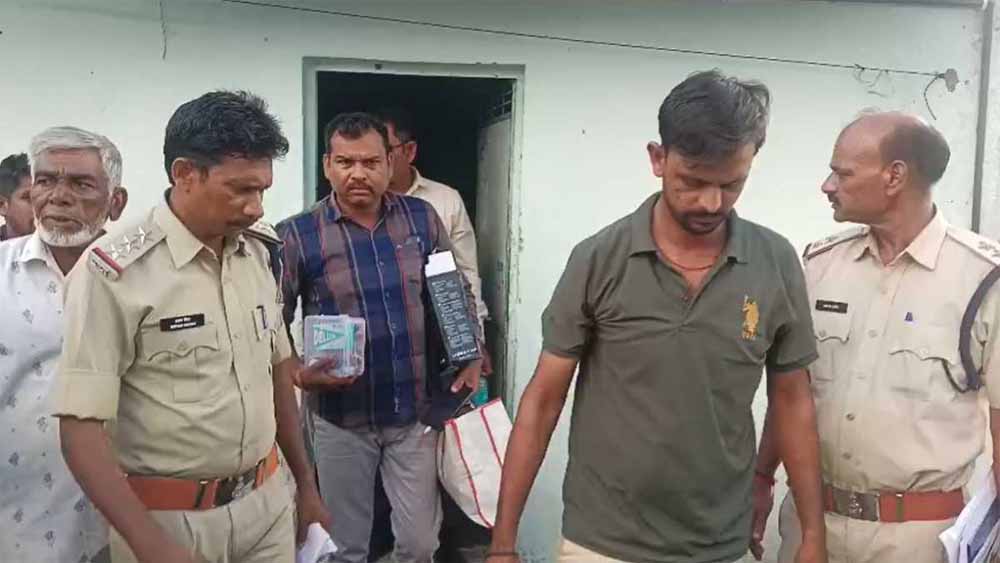 मदरसे के इमाम के घर छापा: 12 लाख के नकली नोट और प्रिंट मशीन बरामद मदरसे के इमाम के घर छापा: 12 लाख के नकली नोट और प्रिंट मशीन बरामद