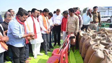 उपमुख्यमंत्री विजय शर्मा ने महराजपुर से धान खरीदी का किया शुभारंभ उपमुख्यमंत्री विजय शर्मा ने महराजपुर से धान खरीदी का किया शुभारंभ