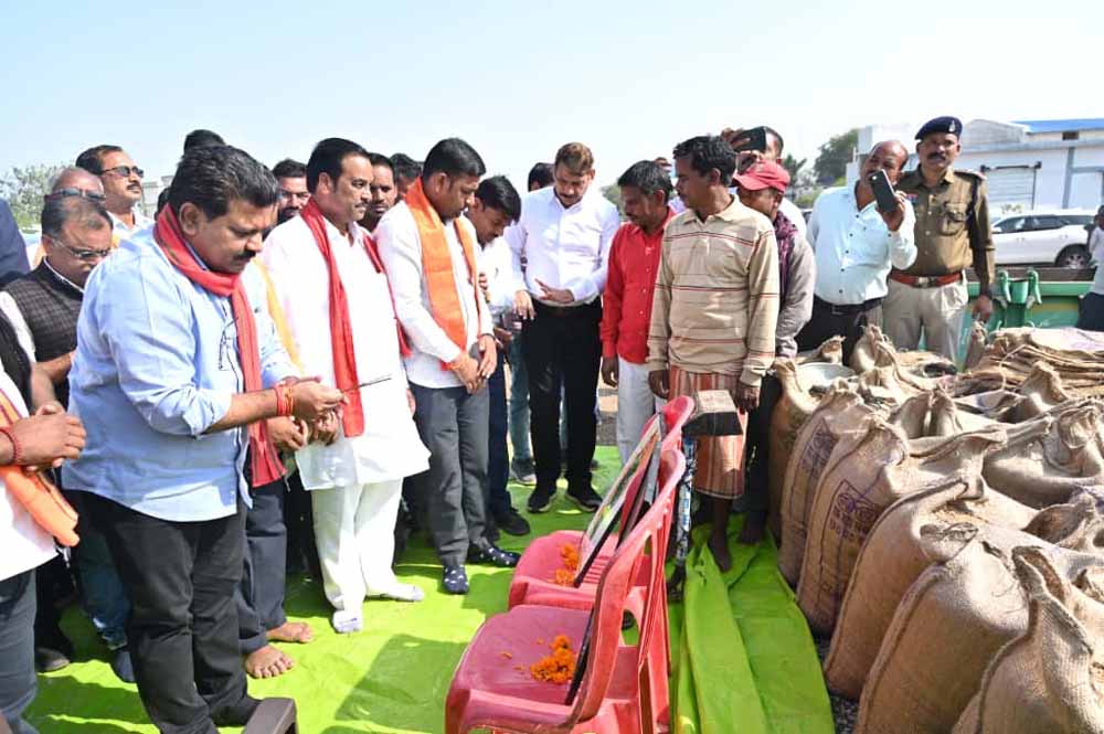उपमुख्यमंत्री विजय शर्मा ने महराजपुर से धान खरीदी का किया शुभारंभ